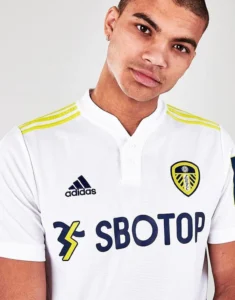 camiseta_leeds_united_titular_202-23_uno