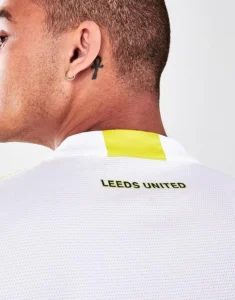 camiseta_leeds_united_titular_202-23_uno