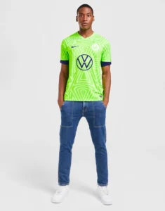 camiseta_wolfsburgo_titular_22-23_uno