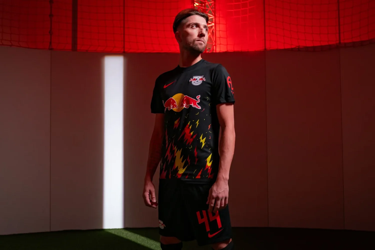 rb_leipzig_esquipacion_on_fire_2024_tres